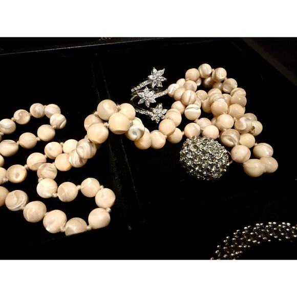 8pc Unsigned Fashion Jewelry Lot – Necklaces, Bracelets, Rings, Earrings - Picture 3 of 5